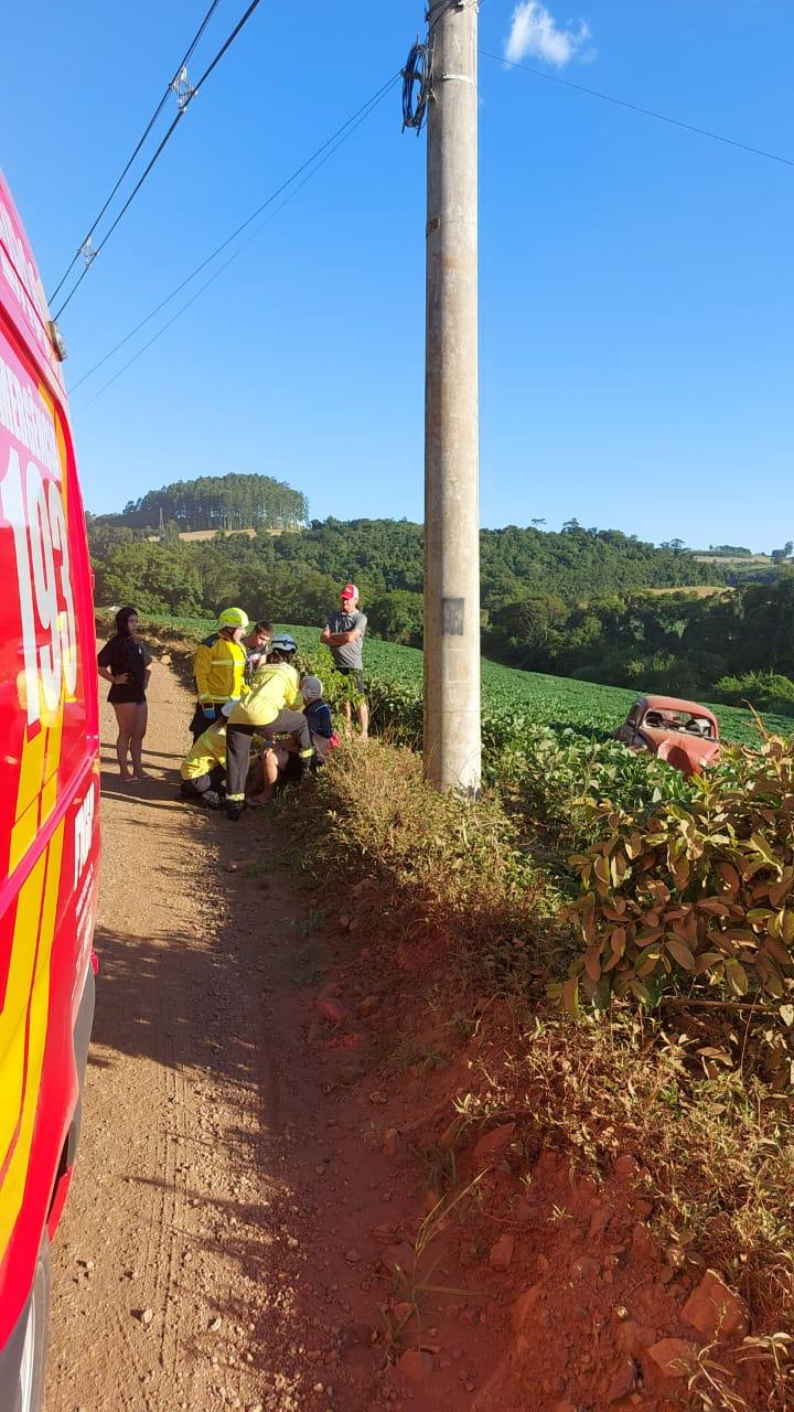 Saída de pista e choque em poste na Linha Barra do Quilombo, interior de Quilombo/SC
