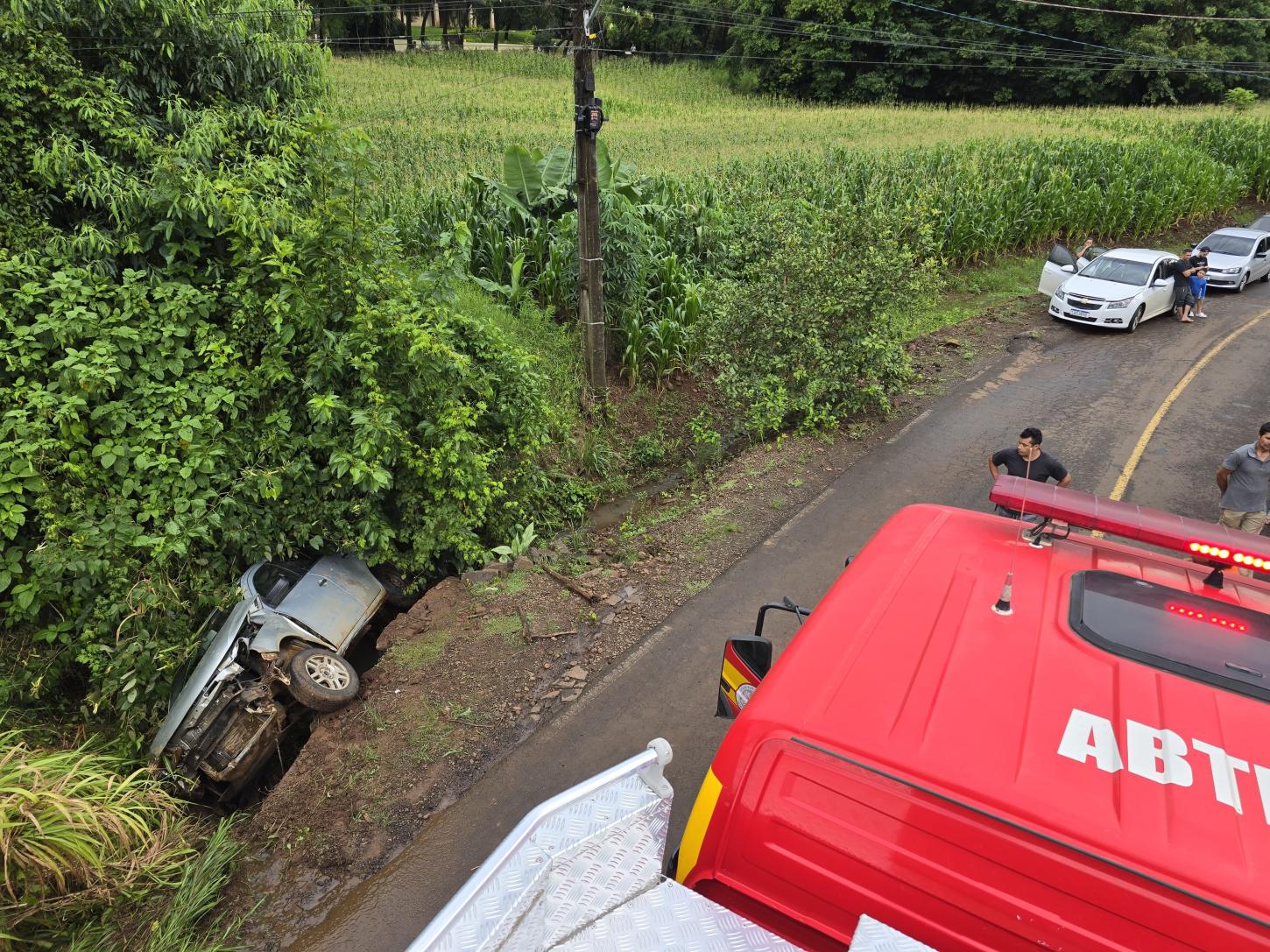 Saída de pista seguida de capotamento com três vítimas em Cordilheira Alta