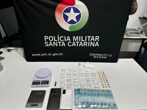 Tráfico de drogas e posse irregular de munição na madrugada desta terça-feira, no bairro Engenho Braun, em Chapecó