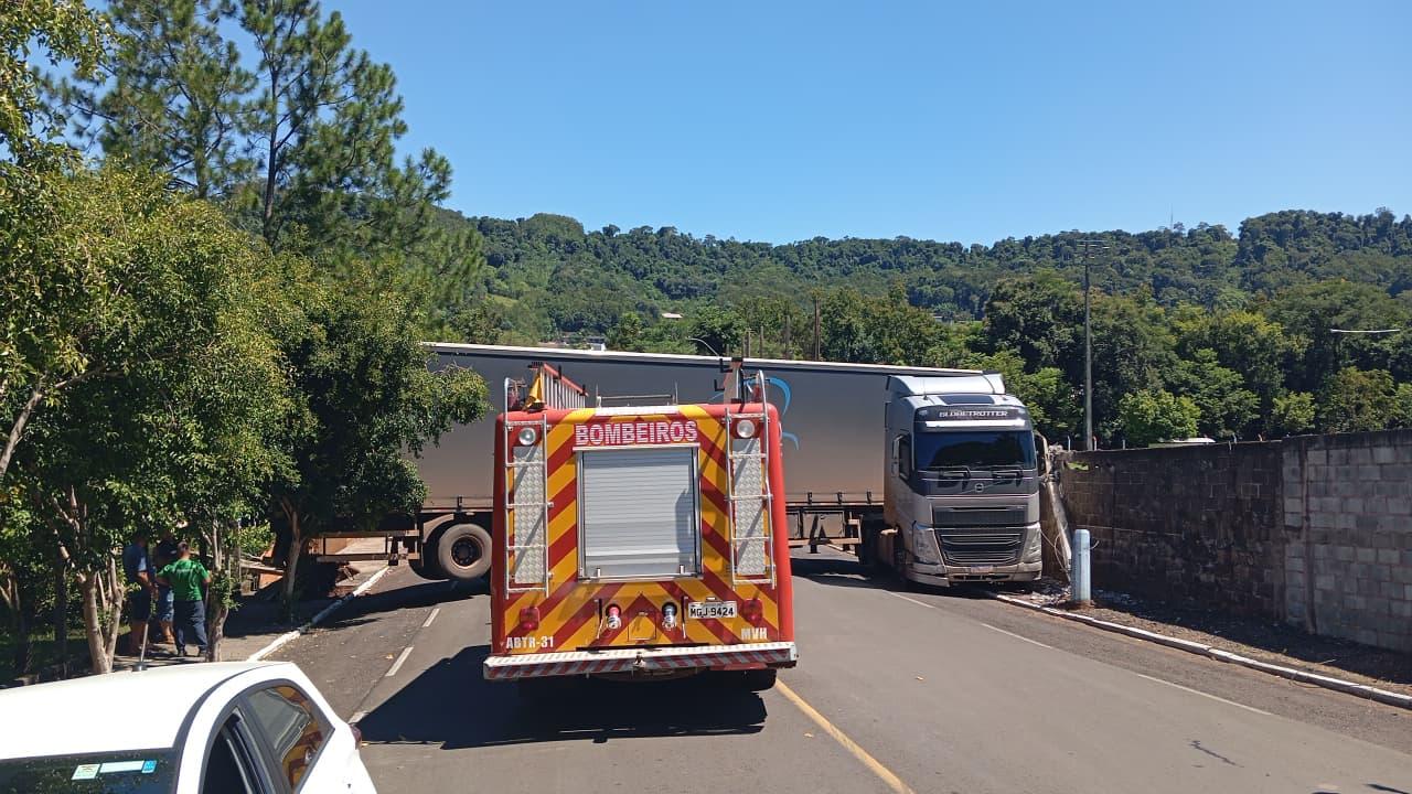Bombeiros salvam a vida de um motorista de caminhão após acidente no Oeste de SC