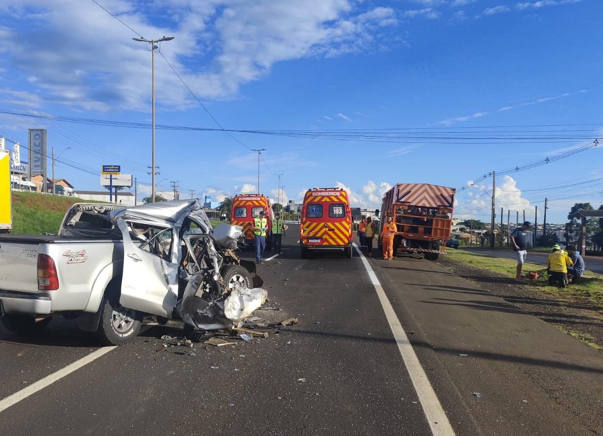 Condutor de camionete Hilux colide em caminhão parado na BR-480 em Chapecó