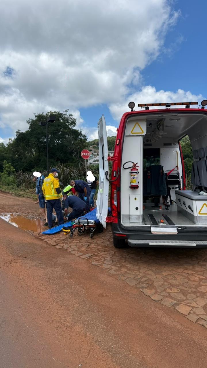 Condutor de motocicleta foi encaminhado ao hospital após colisão carro e moto na SC-157