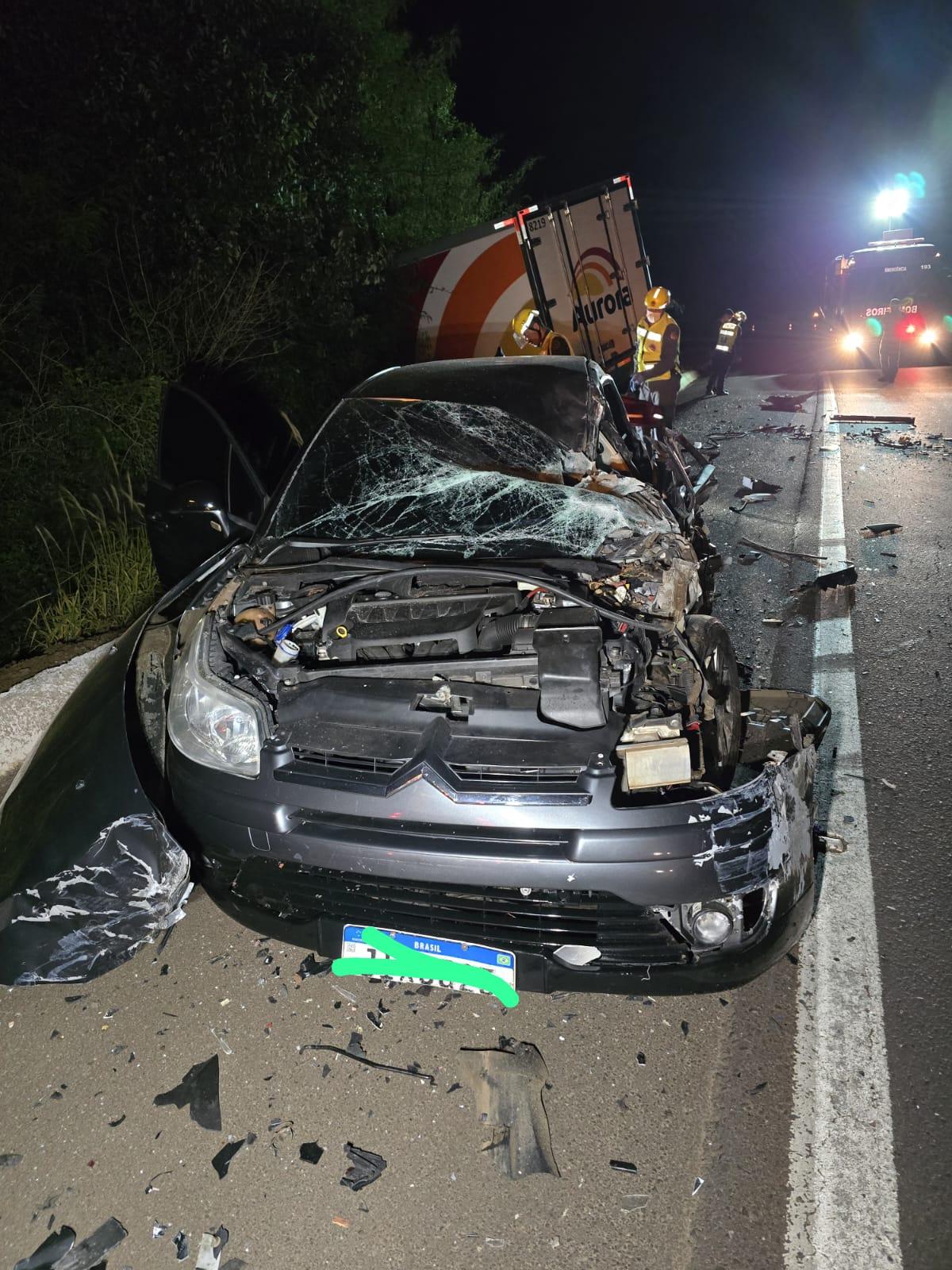 Duas pessoas são encaminhadas ao hospital de Xaxim após grave acidente na BR-282