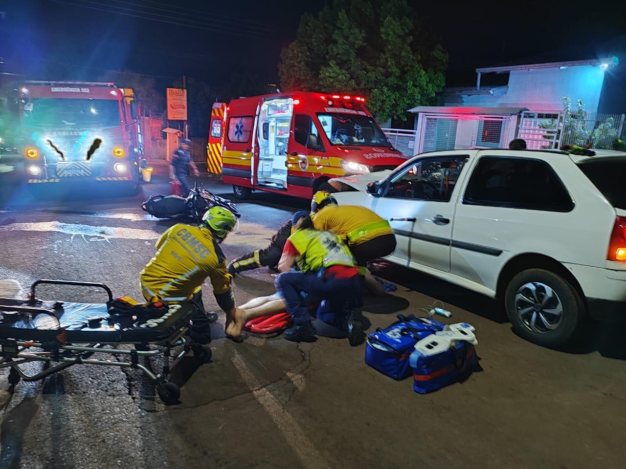 Duas pessoas são encaminhadas ao Hospital Regional após colisão carro e moto em Chapecó