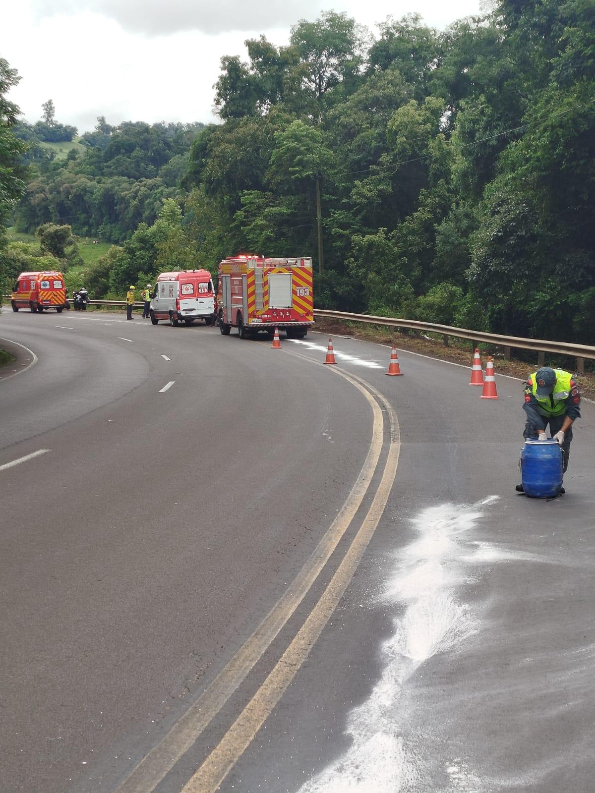 Feminina carona de motocicleta é encaminhada ao hospital após acidente na SC-157
