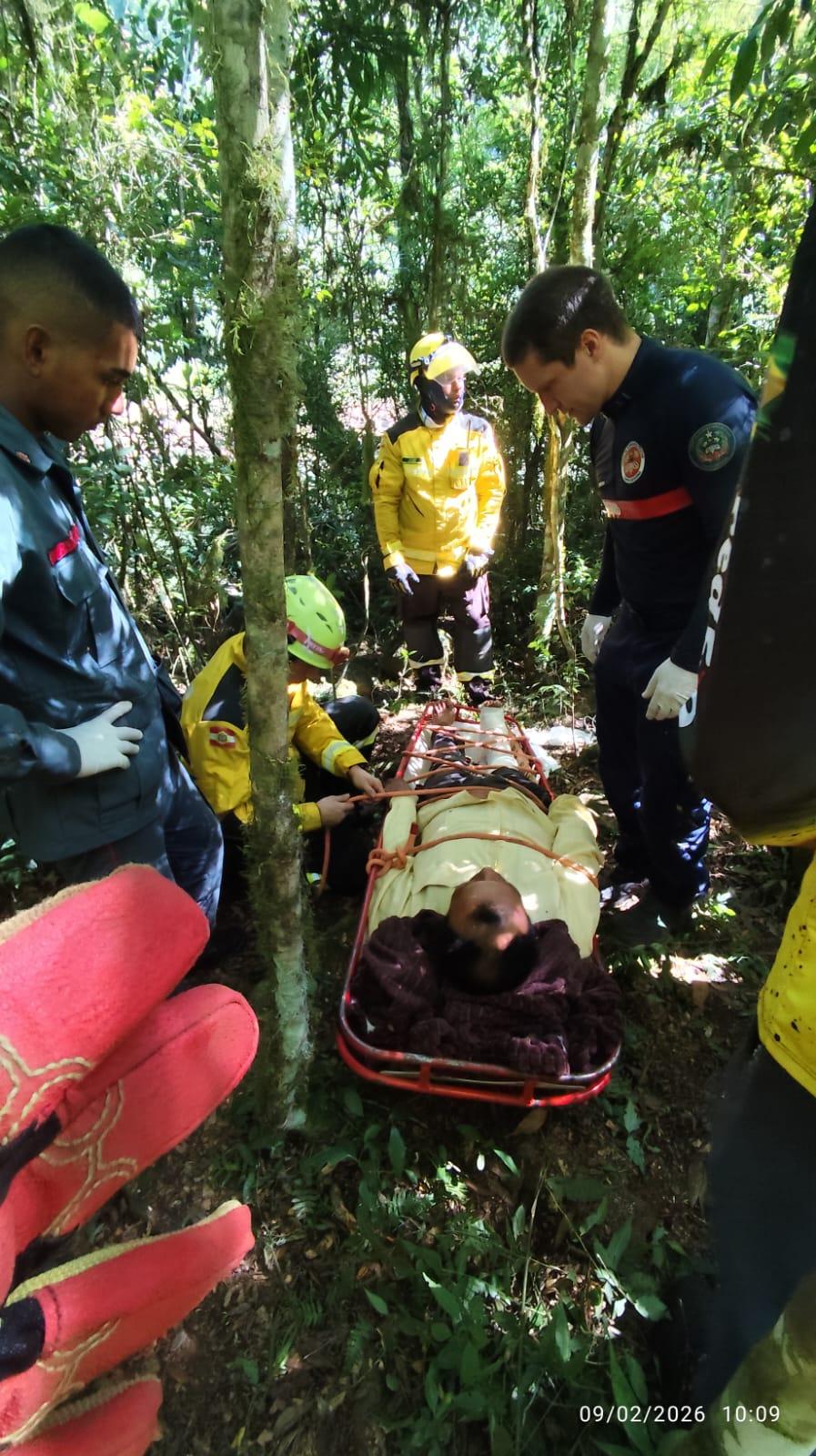 Homem de 49 anos é resgatado pelos Bombeiros em trilha as margens do Rio Chapecozinho