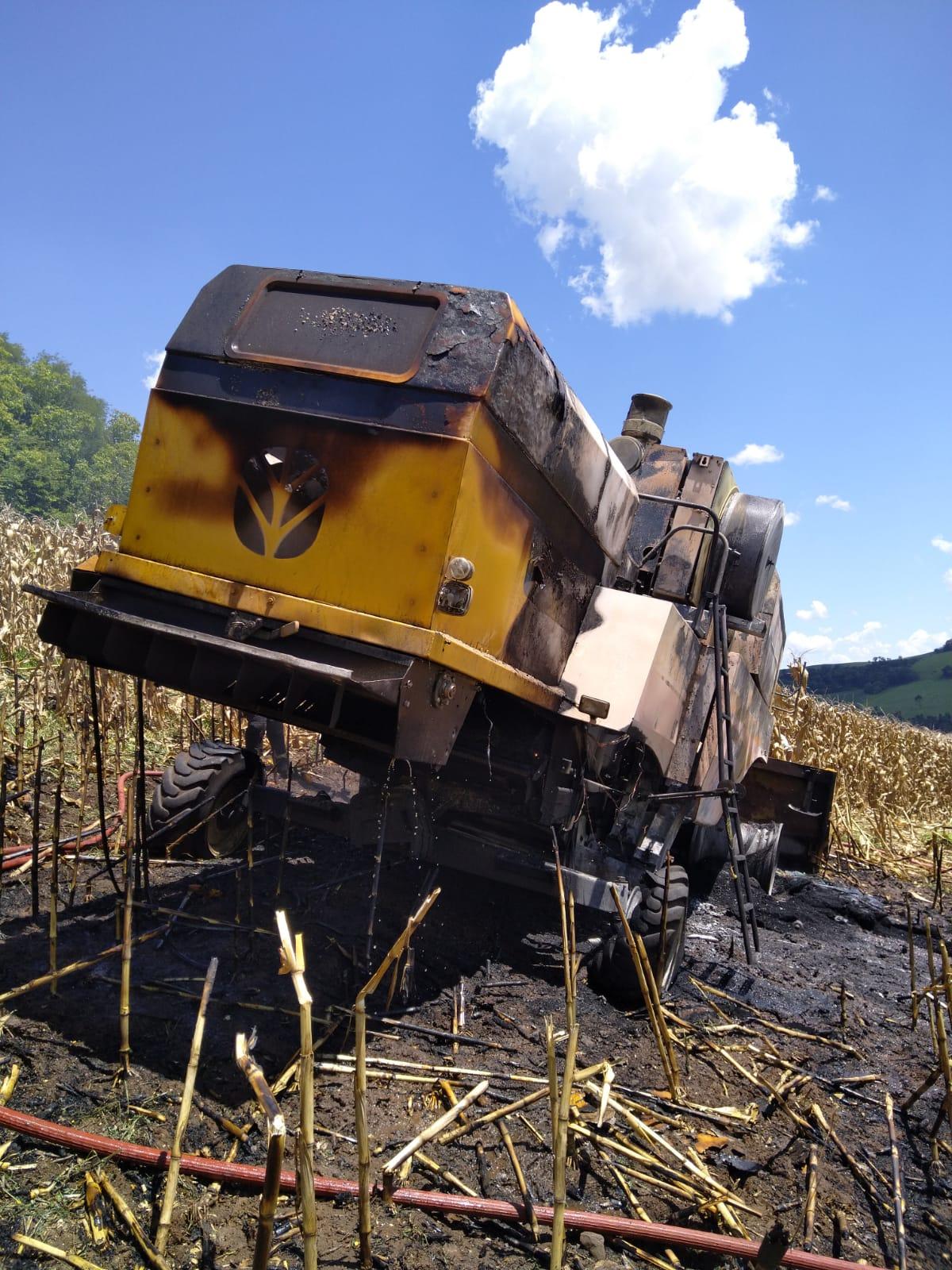 Incêndio destrói colheitadeira no interior de Quilombo