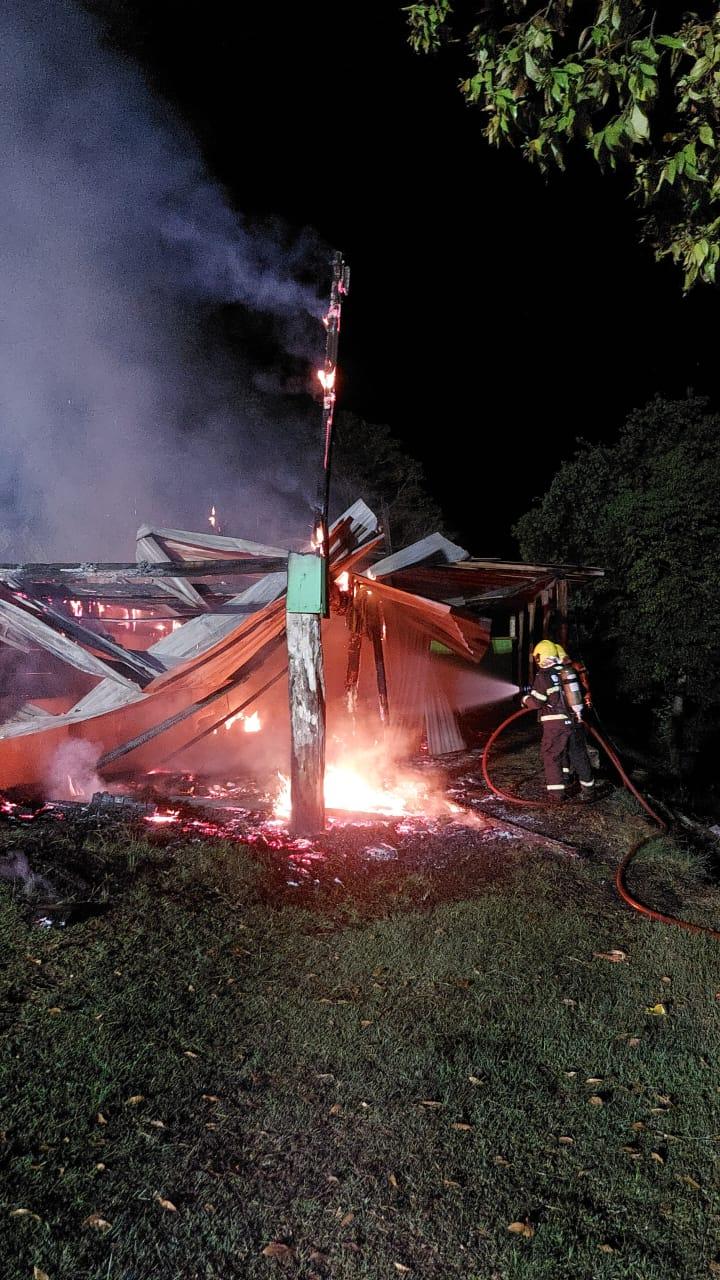Incêndio em Igreja na Linha Para Pedro no interior de Quilombo