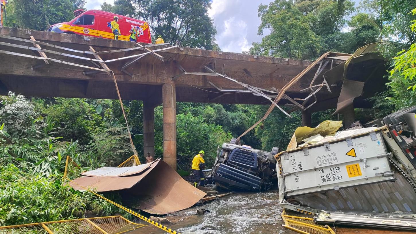 Motorista é encaminhado ao hospital de Coronel Freitas com suspeita de TCE após saída de pista e queda em rio na SC-157