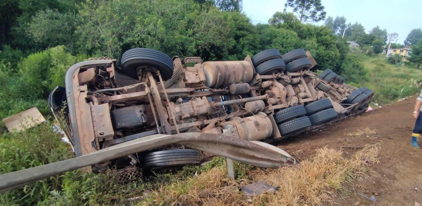 Motorista perde o controle de carreta e tomba na BR-282 no Oeste de SC