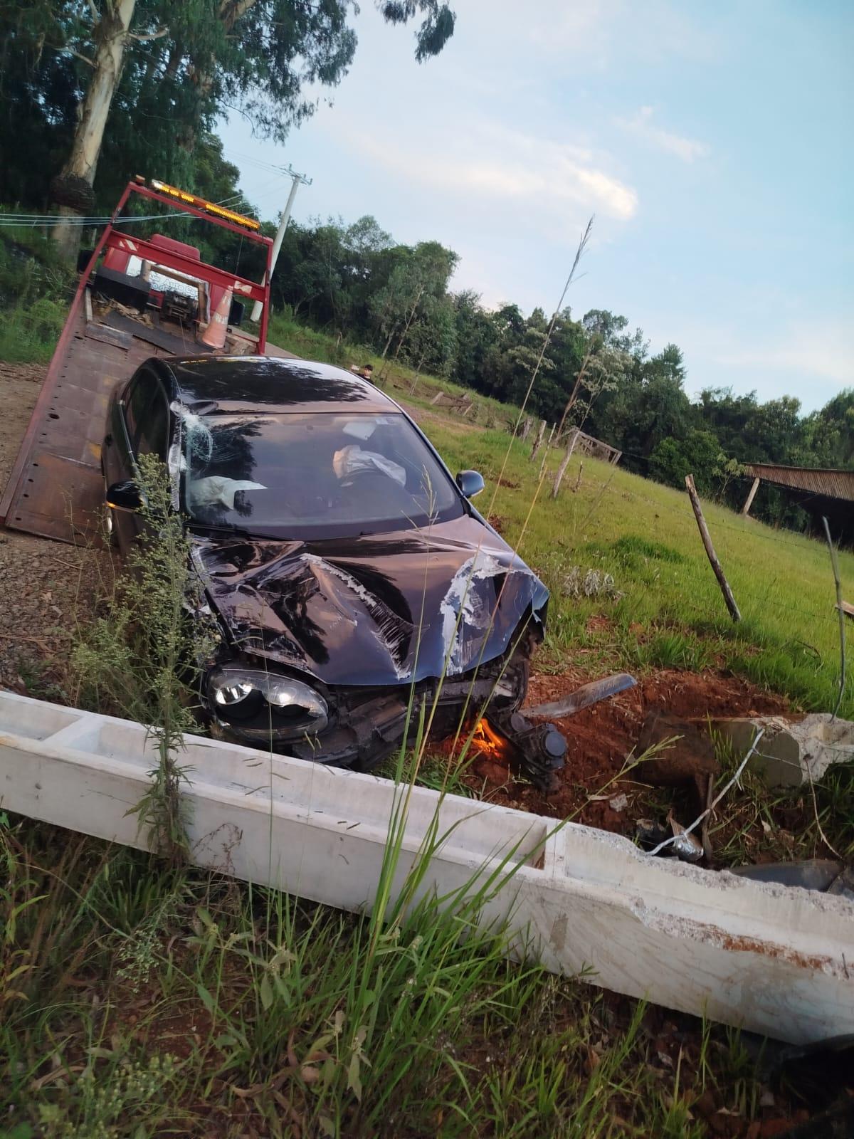 Motorista perde o controle de veículo e bate em poste no município de Jupiá/SC