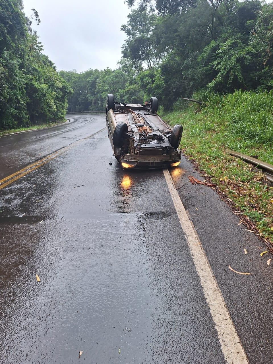 Motorista perde o controle de veículo e capota na SC-157 em Novo Horizonte/SC