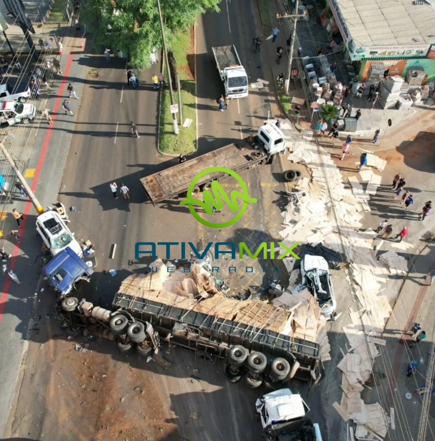 MPSC denuncia motorista de carreta que atingiu 12 veículos em Chapecó