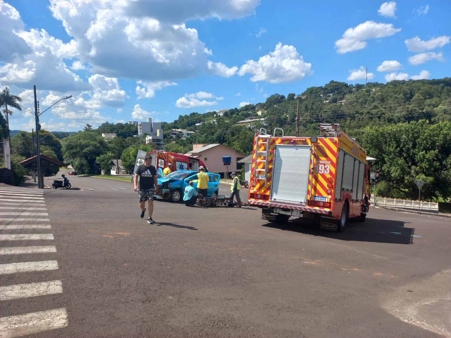 Mulher é encaminhada ao hospital após colisão entre dois veículos no centro de Quilombo/SC