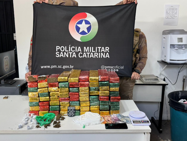 POLÍCIA MILITAR APREENDE GRANDE QUANTIDADE DE DROGAS E PRENDE DOIS HOMENS POR TRÁFICO EM CHAPECÓ