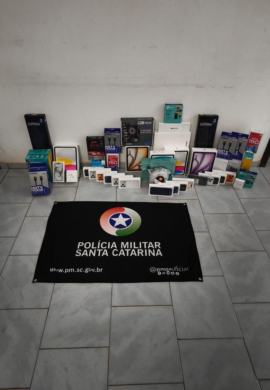 Polícia Militar apreende mais de R$ 200 mil em eletrônicos de luxo escondidos até dentro de bolo na SC-157