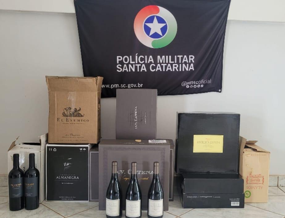 POLÍCIA MILITAR APREENDE VINHOS DE ORIGEM ESTRANGEIRA EM OPERAÇÃO CONTRA CRIMES TRANSFRONTEIRIÇOS