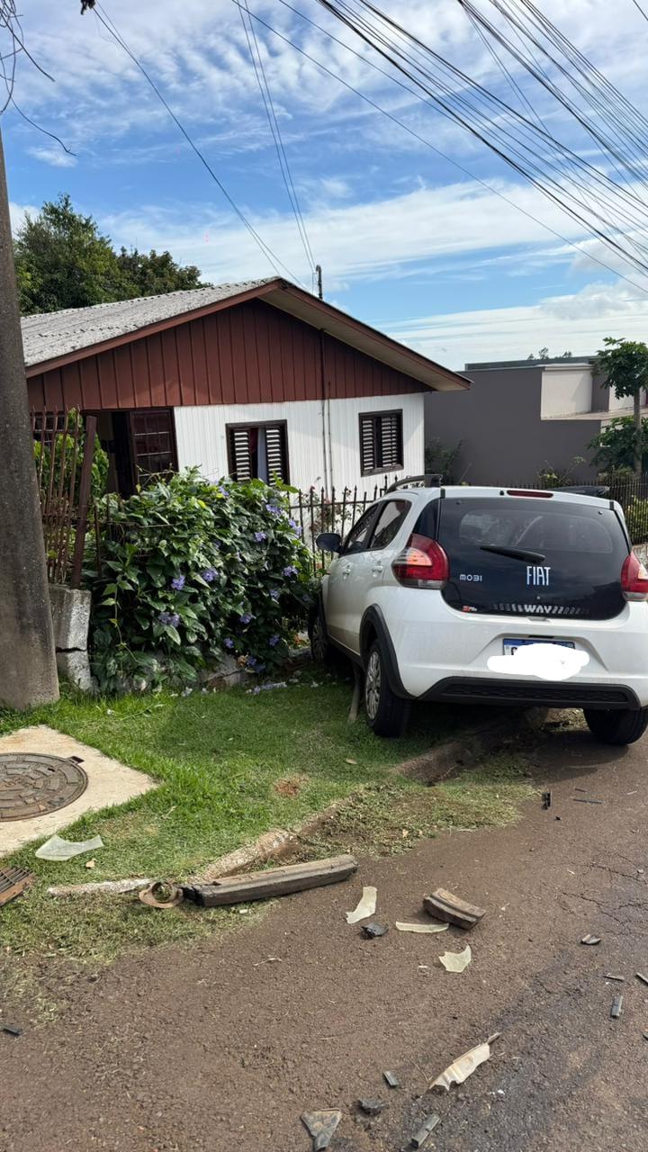 Veículo colide em muro de residência após acidente de trânsito em São Lourenço do Oeste