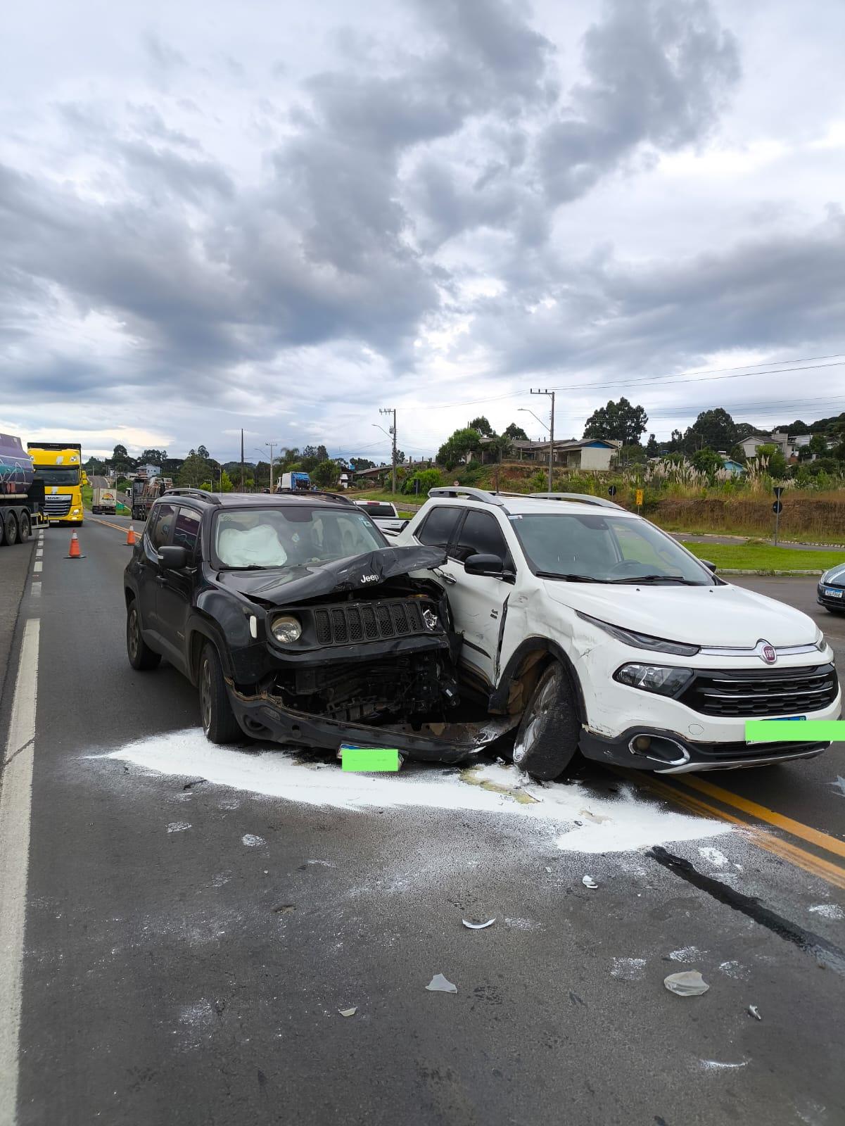 Vítimas são encaminhadas ao hospital após colisão lateral entre dois veículos na BR-282