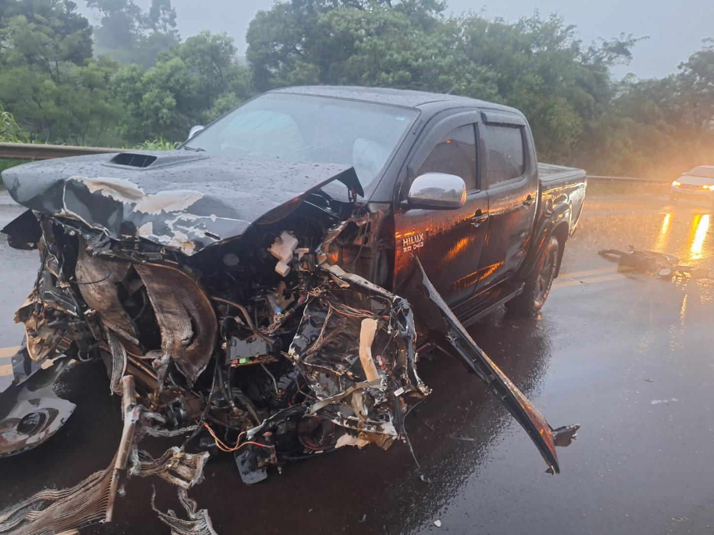 Acidente de trânsito na SC-157 envolve caminhão emplacado em São Lourenço do Oeste e Camionete Hilux emplacado em Santiago