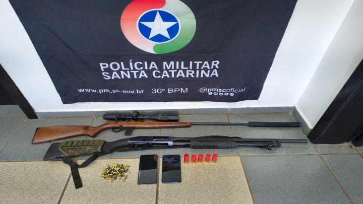 Autor de violência doméstica é detido com armas de fogo em Faxinal dos Guedes