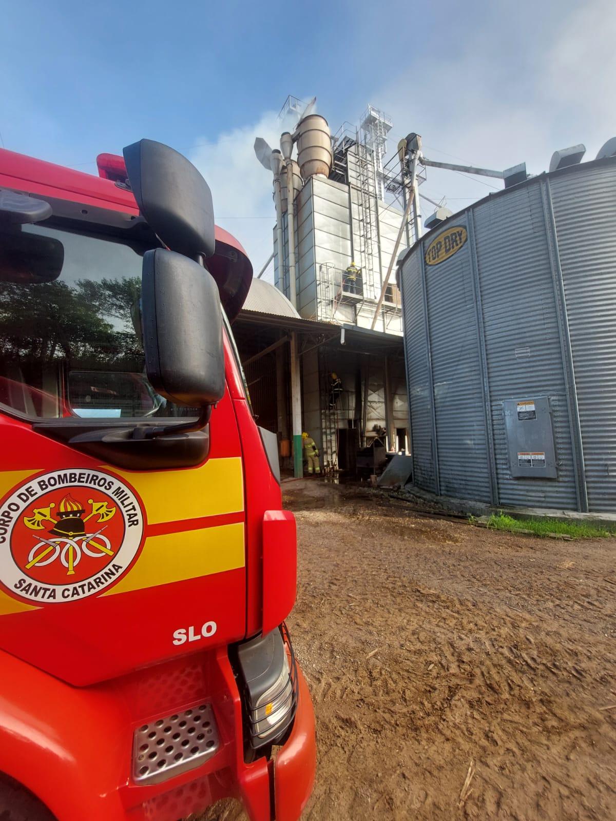 Bombeiros atendem a incêndio em silo de gãos no Oeste de SC
