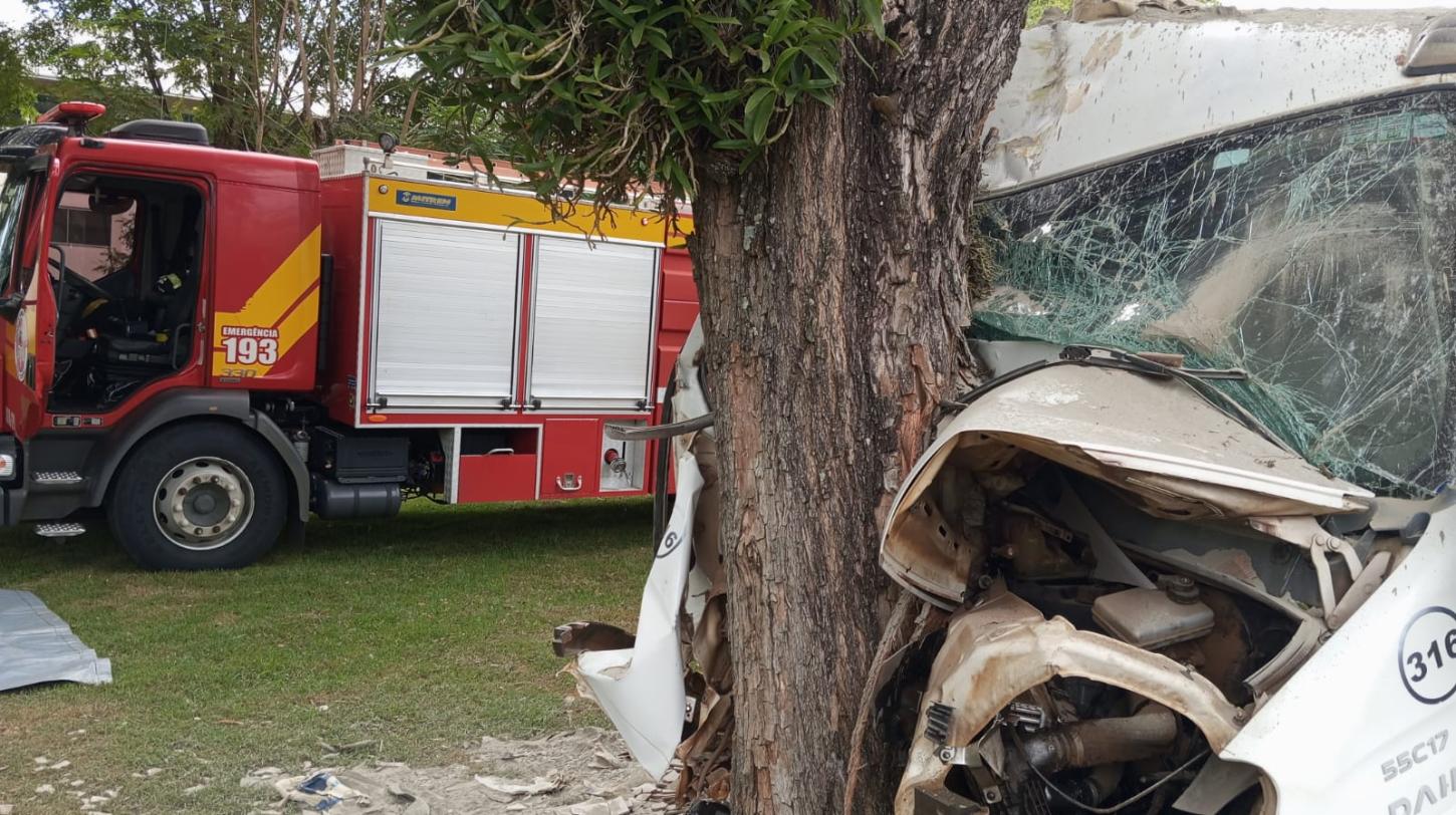 Caroneiro more no hospital após grave acidente no centro de Nova Erechim e motorista está em estado grave