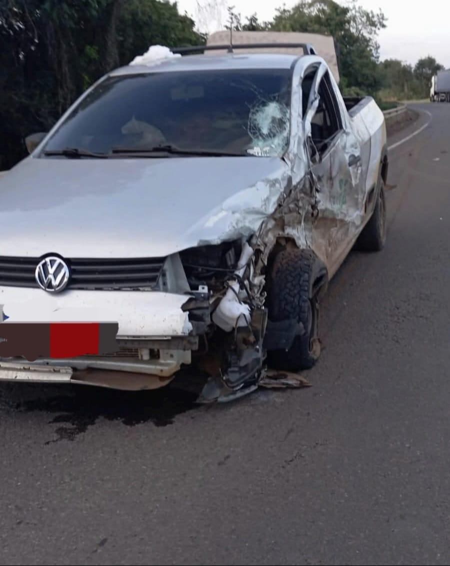 Colisão carreta e carro deixa vítima inconsciente e suspeita de TCE na SC-157