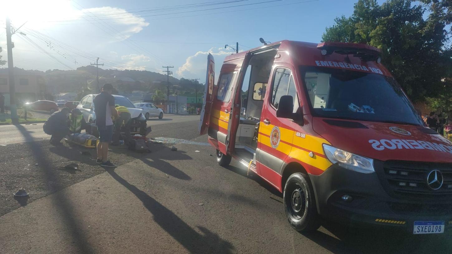 Colisão carro e moto deixa motociclista com várias fraturas no centro do município de Novo Horizonte