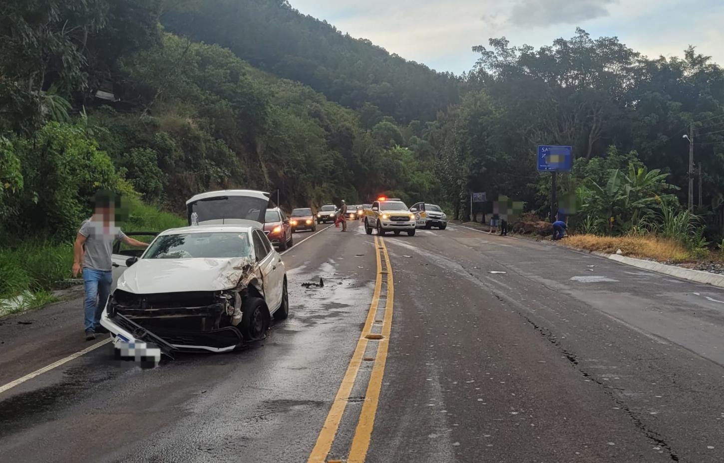 Colisão entre dois veículos na SC-480 deixa duas vítimas feridas e encaminhados ao Hospital Regional de Chapecó