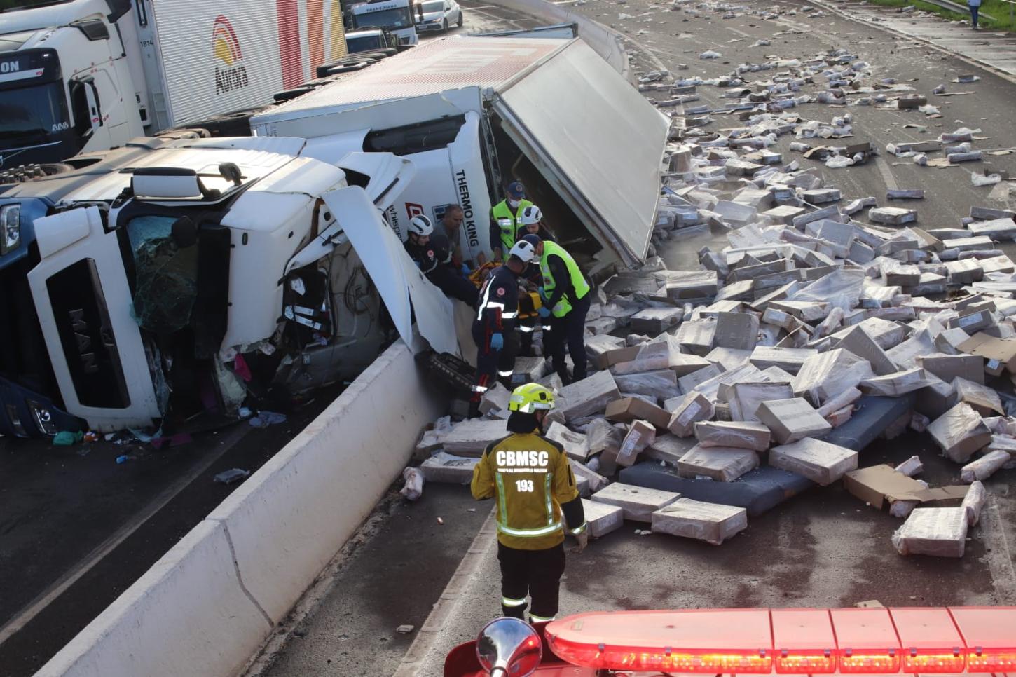 Condutora de carreta perde o controle do veículo e capota na BR-282