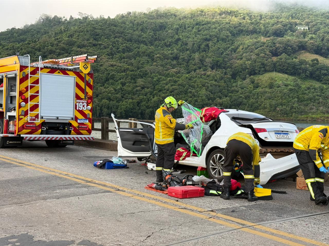 Grave acidente entre caminhão e carro interdita a ponte do Goio-Ên nesta sexta-feira (20)
