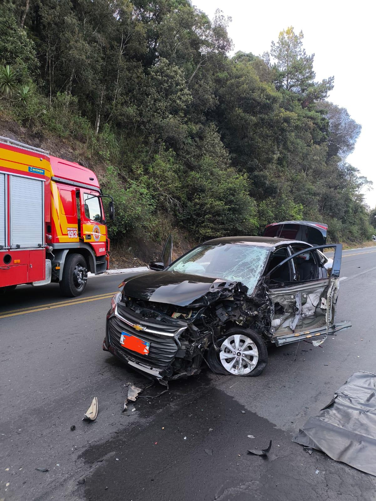 Grave acidente entre carro e caminhão na BR-282 deixa motorista preso as ferragens