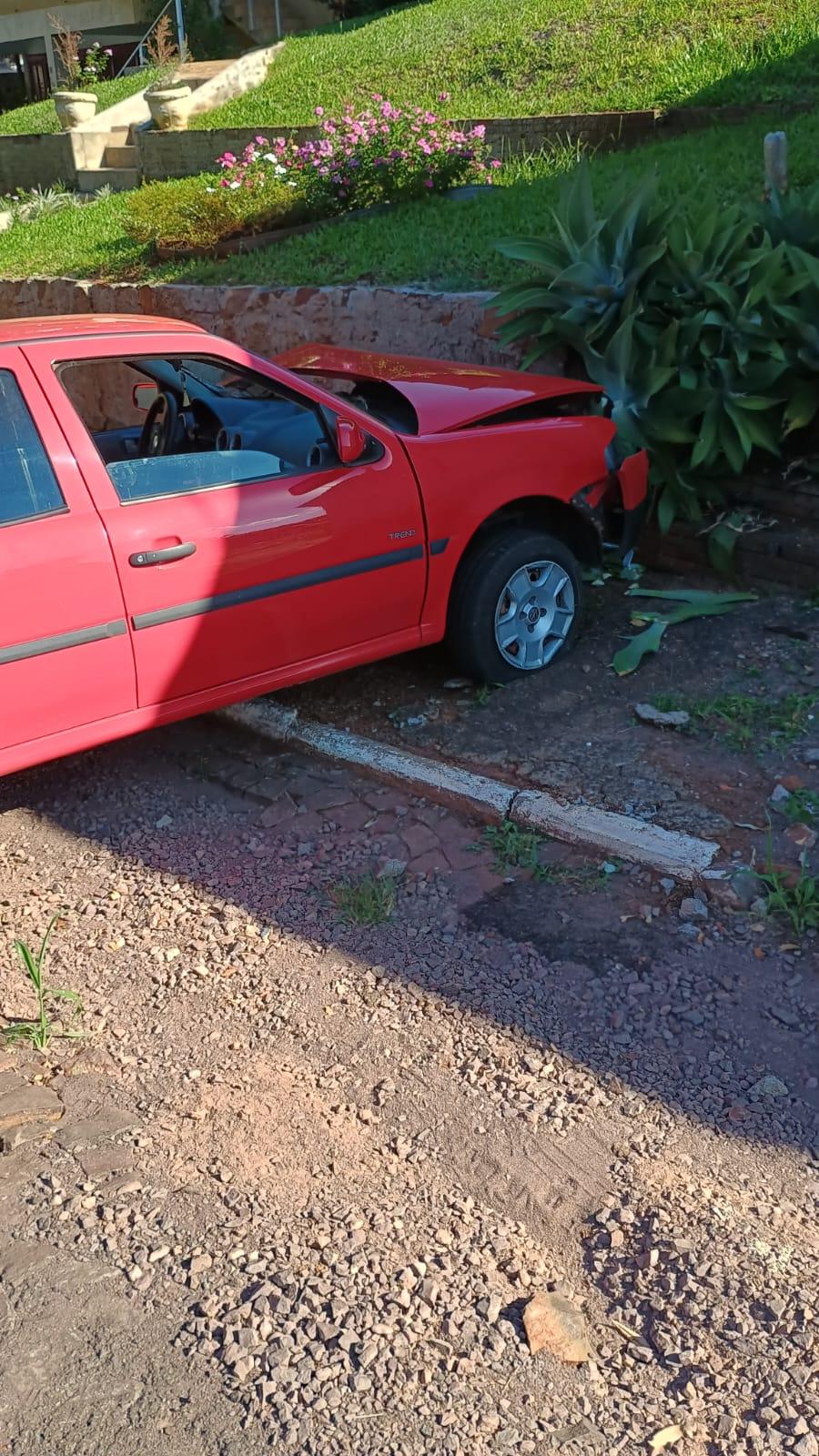 Idosa de 84 anos perde o controle de veículo e colide em murro no Oeste de SC