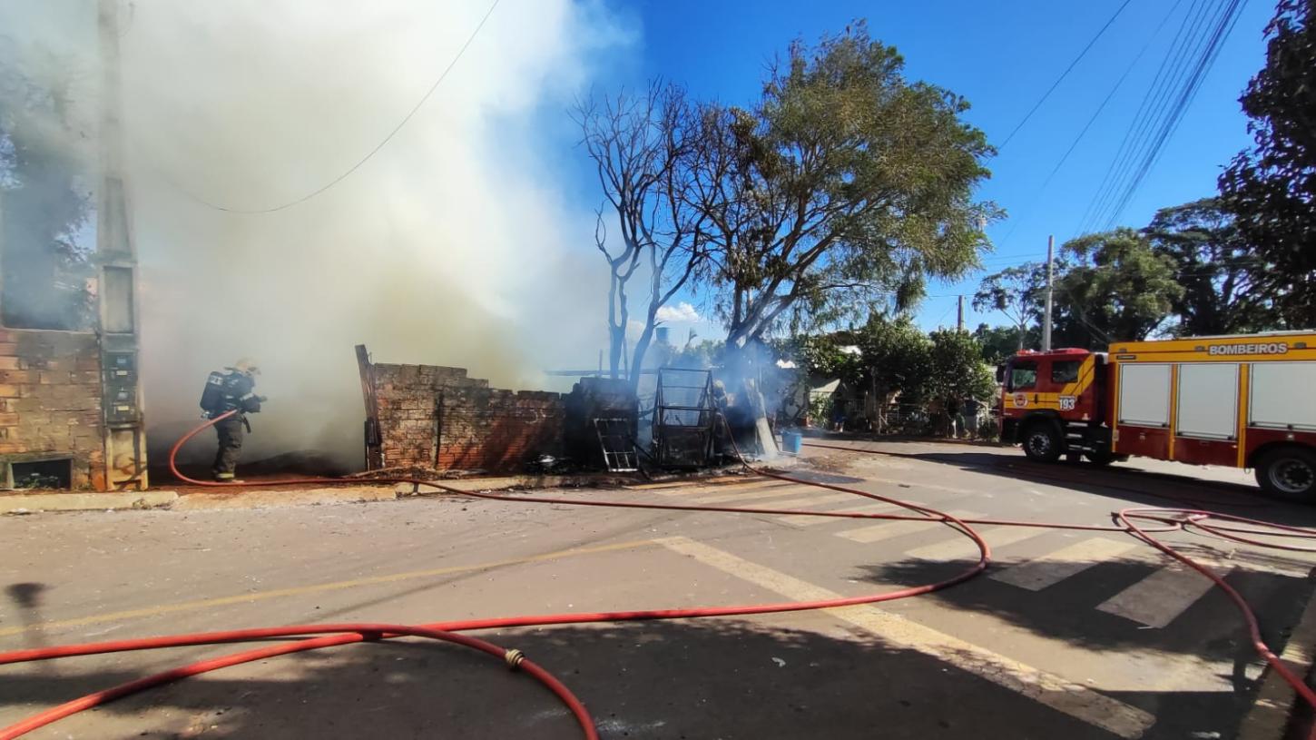 Incêndio em residência de dois pavimentos no Bairro Vila Esperança em Chapecó