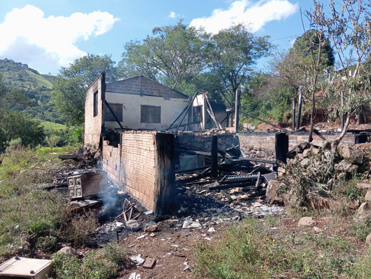 Incêndio em residência unifamiliar na Linha Camargo no Oeste de SC