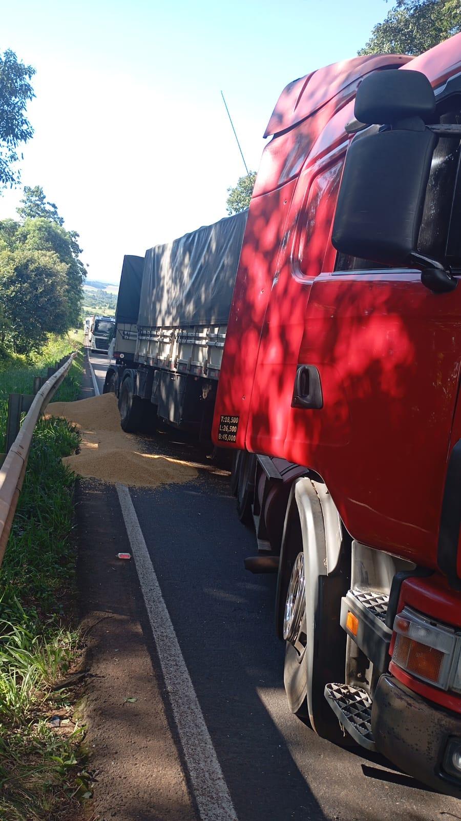 Motorista de caminhão é encaminhado em estado grave ao Hospital de Xanxerê após acidente na SC-480 em Ipuaçu/SC