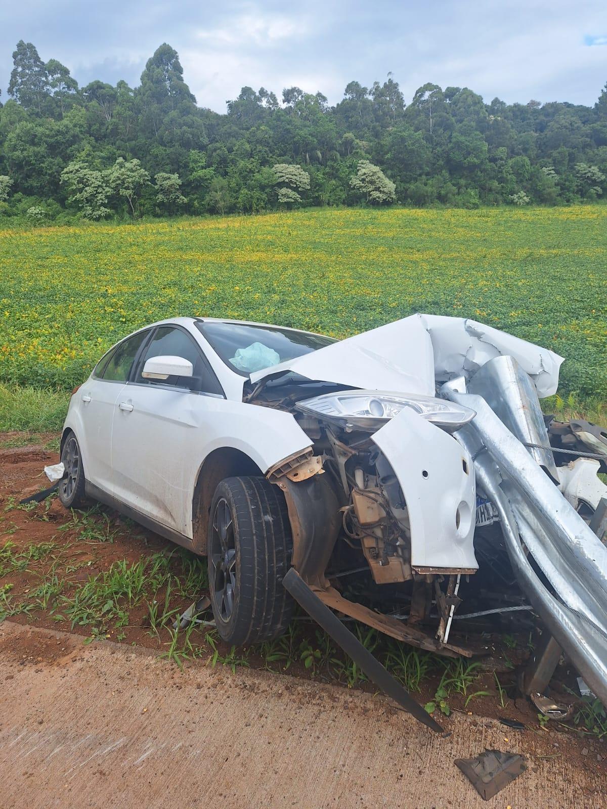 Motorista perde o controle de veículo e choca-se em objeto fixo na SC-305