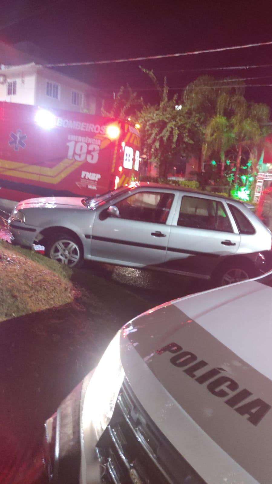 Motorista perde o de veículo e colide em rotatória no centro de Quilombo/SC