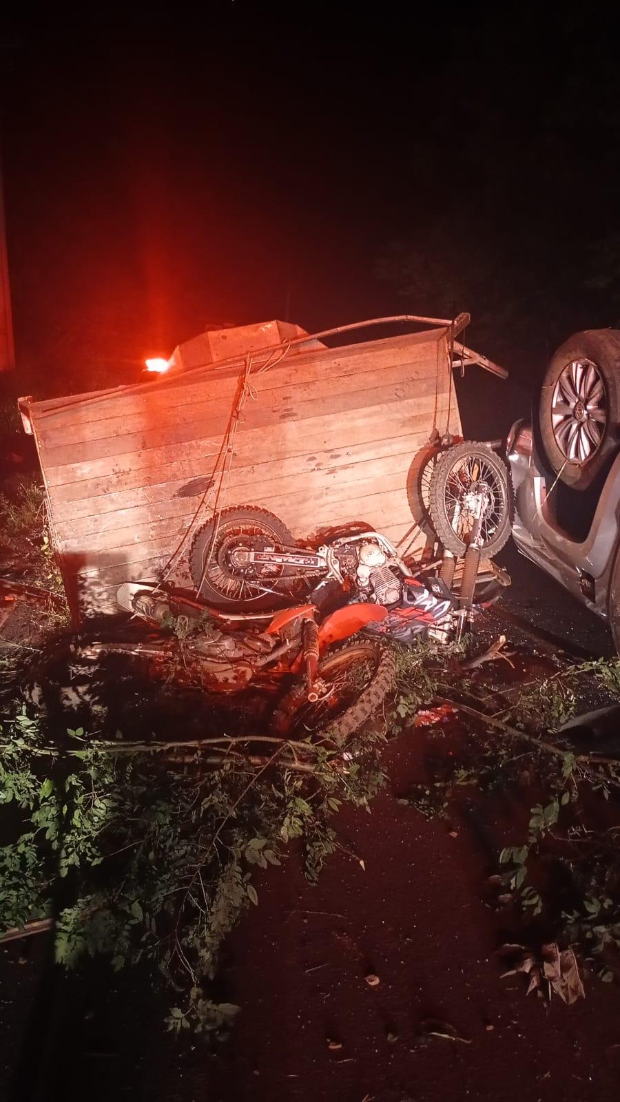 Mulher de 30 anos perde o controle de camionete Amarok e capota na SC-484