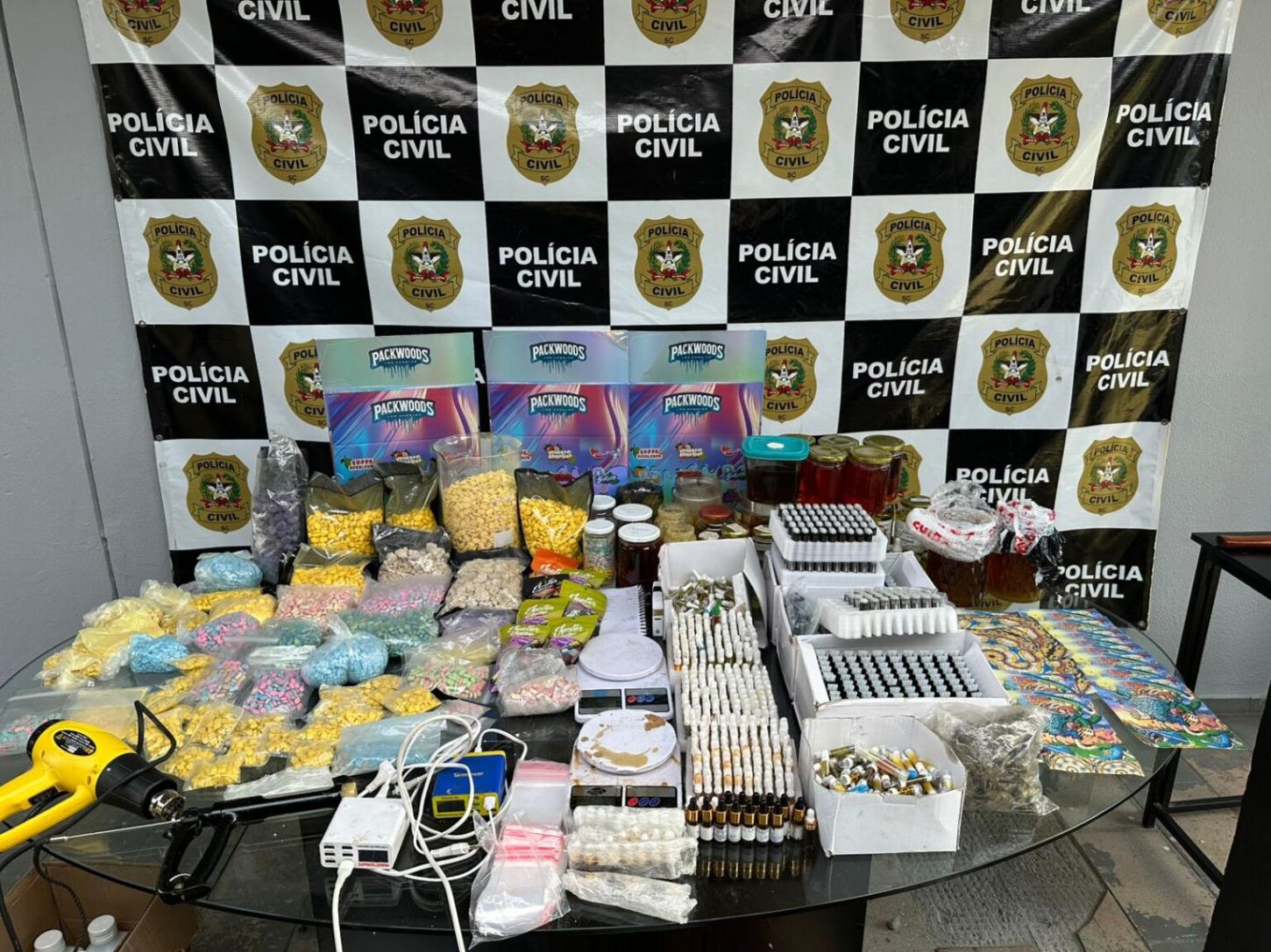 Polícia Civil localiza laboratório de drogas e prende traficantes