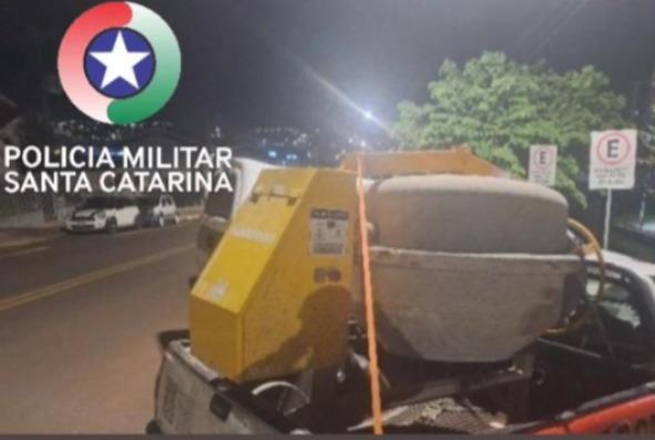 POLÍCIA MILITAR RECUPERA BETONEIRA FURTADA E PRENDE ENVOLVIDOS POR RECEPTAÇÃO EM XANXERÊ.