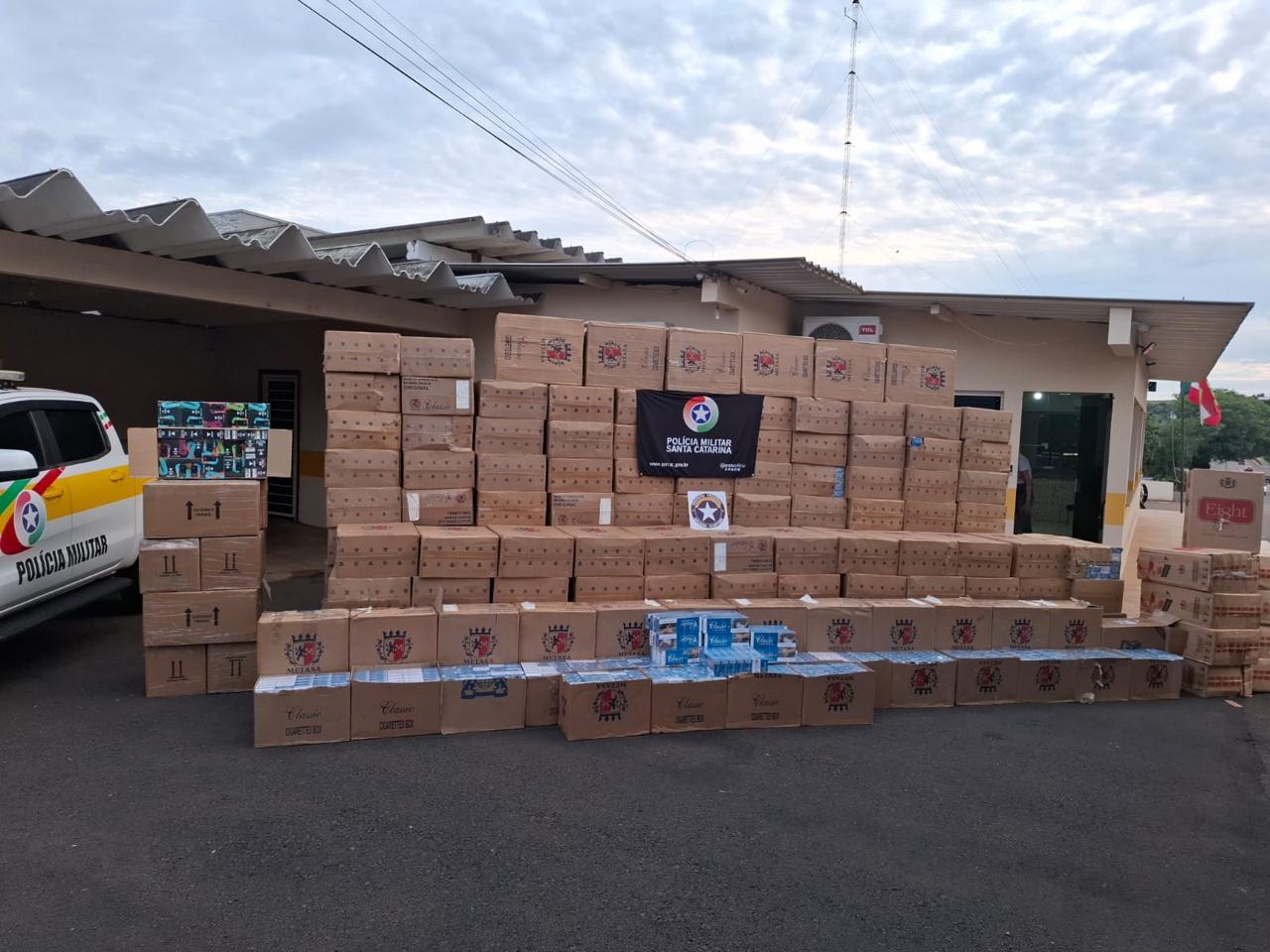 Polícia Rodoviária e Receita Federal apreende carga avaliada em mais de um milhão em cigarros na SC-155 no Oeste de SC