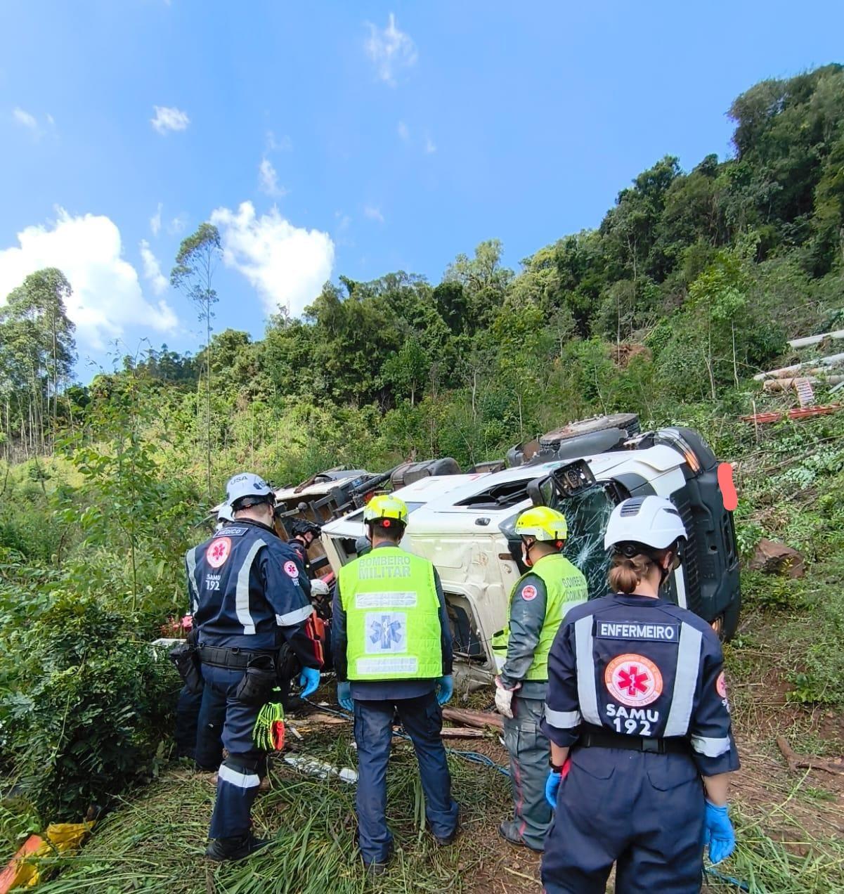 Queda de caminhão em ribanceira deixa um ferido em estado grave no interior de Xaxim