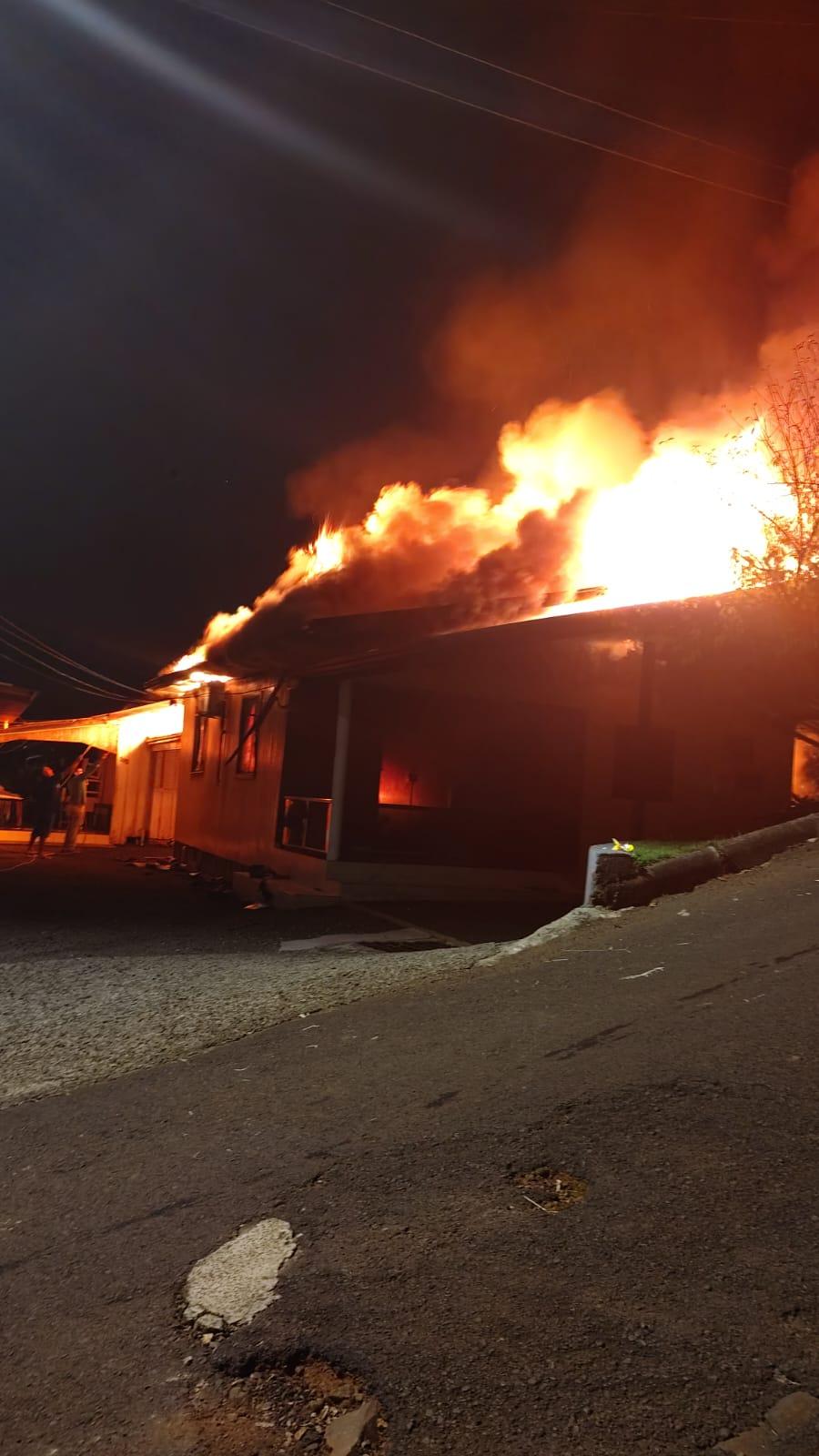 Residência unifamiliar é destruída por incêndio no centro de Quilombo/SC
