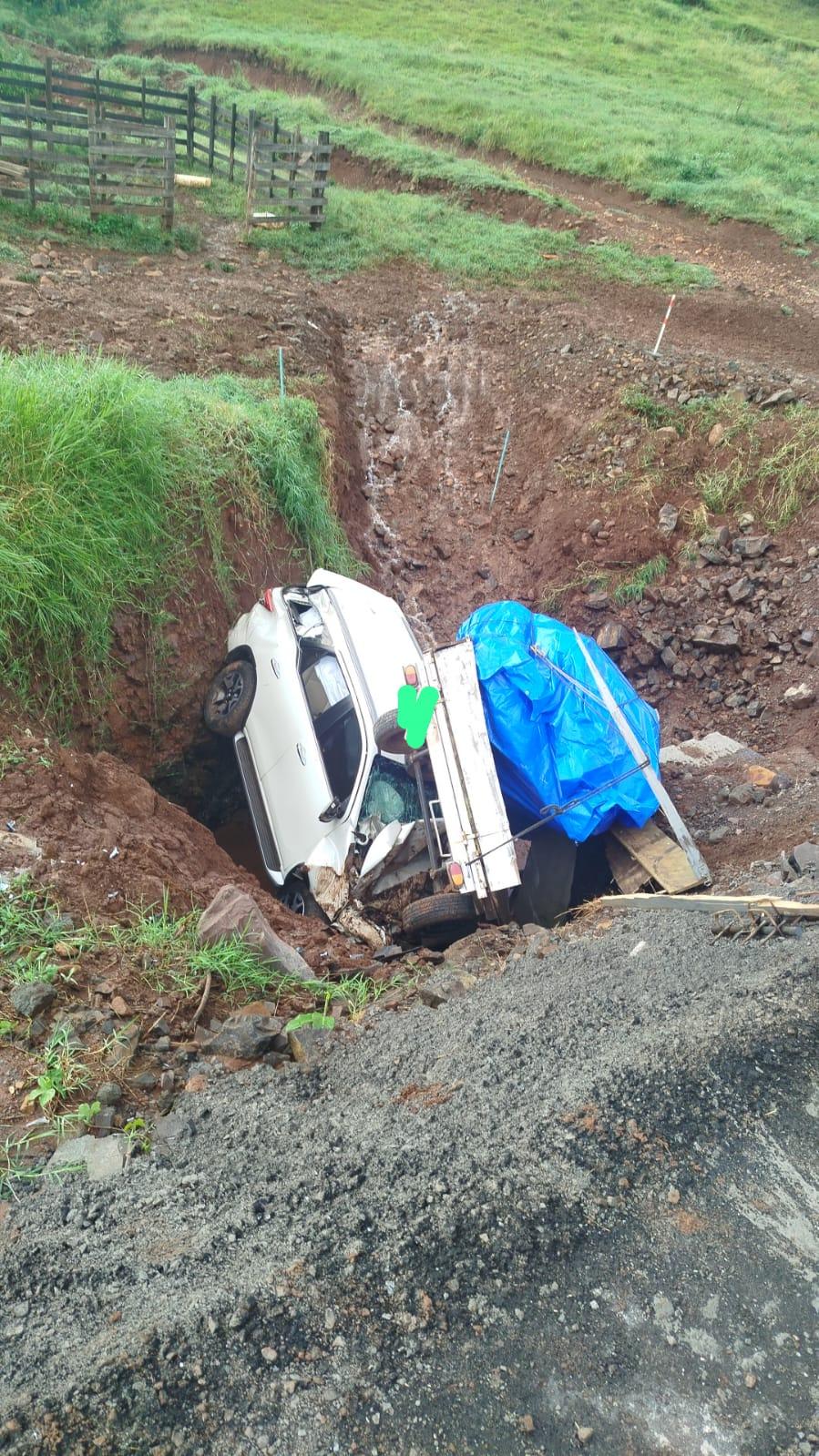 Saída de pista e seguida de capotamento deixa 04 vítimas, sendo uma em óbito no local, na SC-305 em São Lourenço do Oeste