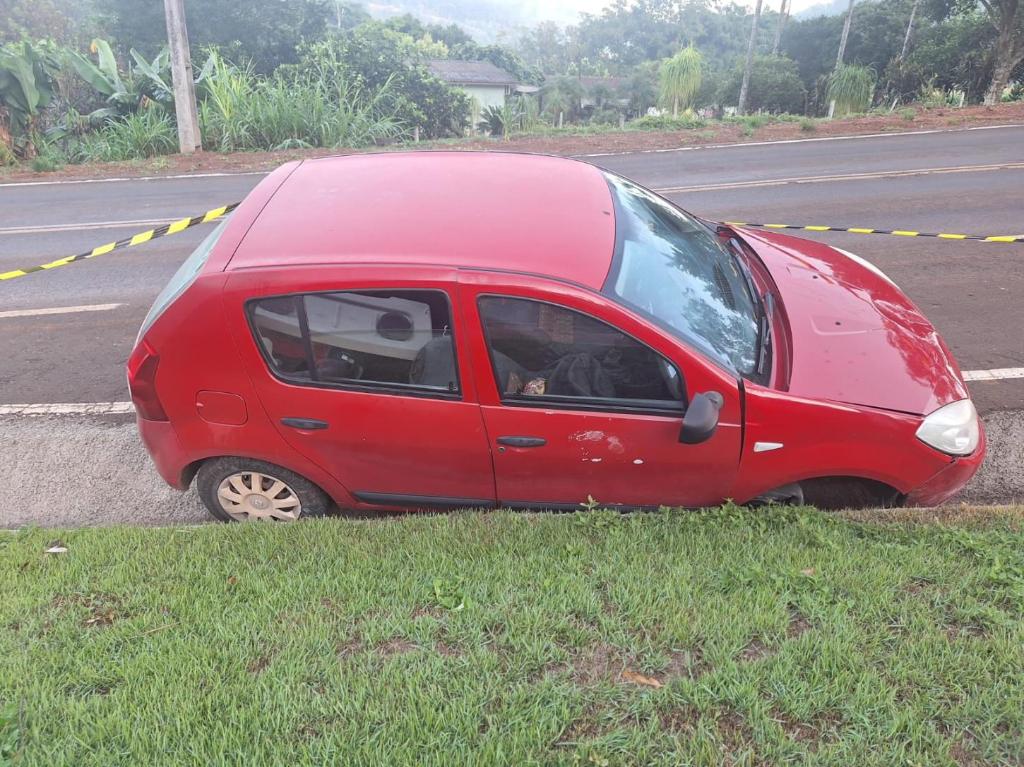 Saída de pista seguida de choque em canaleta na SC-159 em Águas Frias/SC