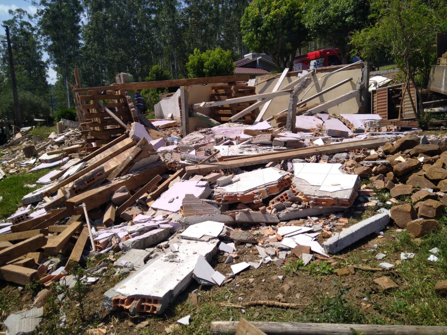 Trabalhador da área de transporte de casas de Santiago do Sul more ao realizar serviço no interior de Quilombo/SC