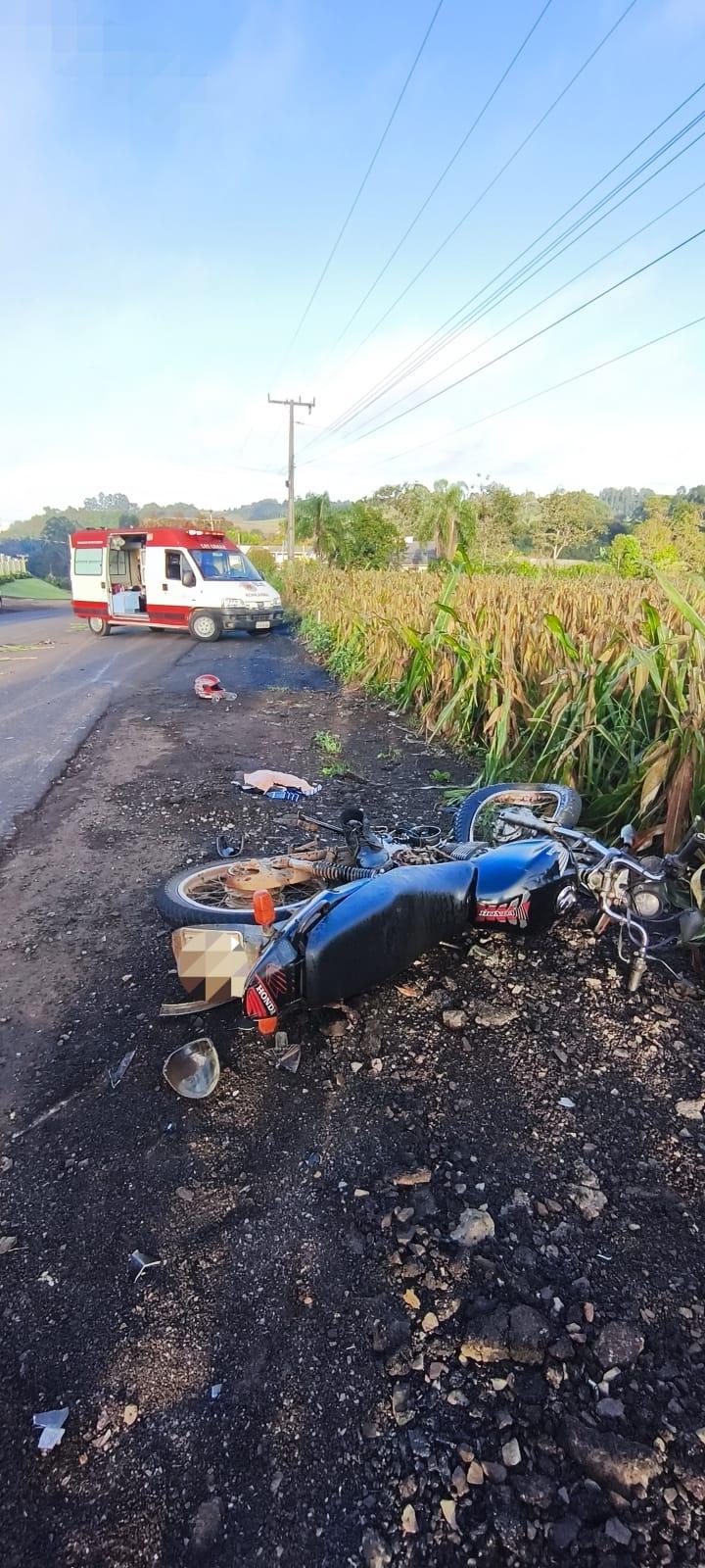 Acidente entre carro e motocicleta mobiliza Bombeiros, SAMU e Polícia Militar na SC-492 em Maravilha