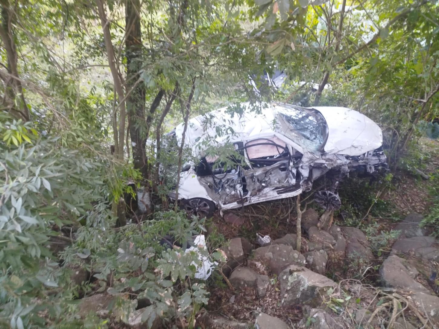 Após colisão entre veículos em Maravilha-SC motorista evade-se do local e outro carro desce 10m em ribanceira